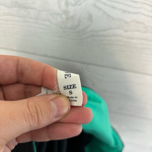 LORNA JANE ACTIVE BLACK TEAL 3/4 LEGGINGS SIZE SMALL - Picture 6 of 10